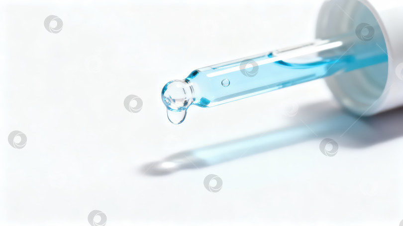 Скачать Крупный план стеклянной пипетки, из которой капает голубая жидкость. Косметическая сыворотка или пипетка для химических препаратов на белом фоне. Научная концепция по уходу за кожей с пространством для копирования фотосток Ozero