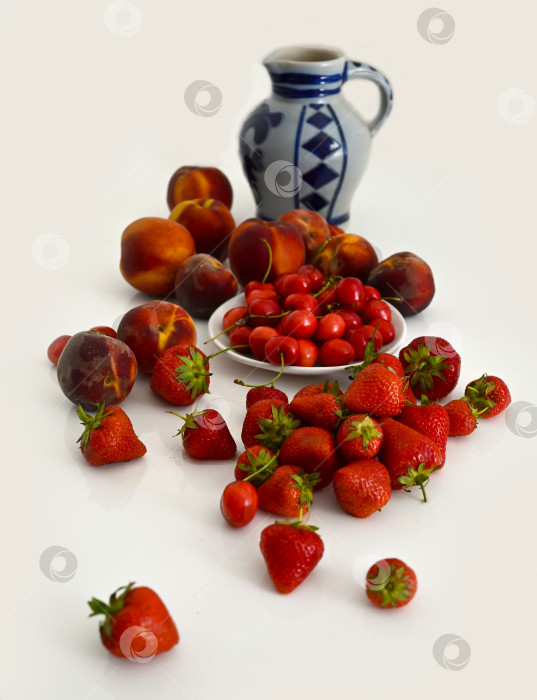Скачать Летний натюрморт со спелыми фруктами, ягодами и керамическим кувшином фотосток Ozero