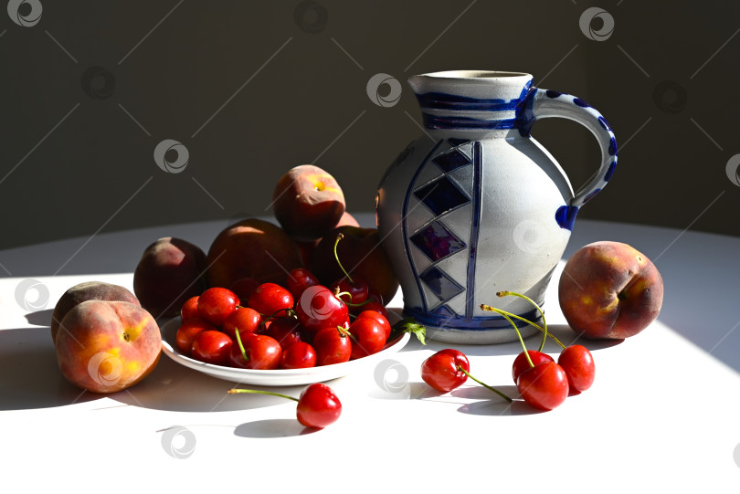 Скачать Натюрморт с летними фруктами и традиционным кувшином в драматичном свете фотосток Ozero