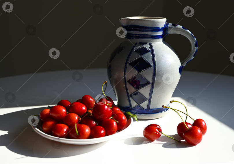 Скачать Графичный натюрморт с фруктами и жесткими тенями фотосток Ozero