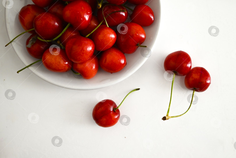 Скачать Вид сверху на спелую черешню в белой тарелке фотосток Ozero