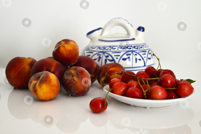Скачать Летний натюрморт с персиками, черешней и расписным кувшином фотосток Ozero