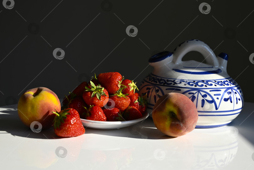 Скачать Свежие фермерские ягоды и фрукты при ярком дневном свете фотосток Ozero