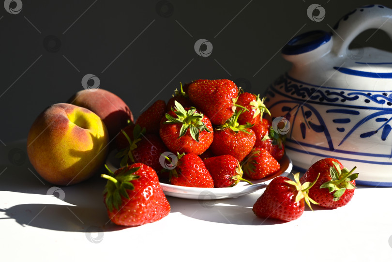 Скачать Летний натюрморт с клубникой, персиками и антикварным кувшином фотосток Ozero