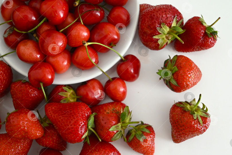 Скачать Урожай садовой черешни и клубники в керамической посуде фотосток Ozero