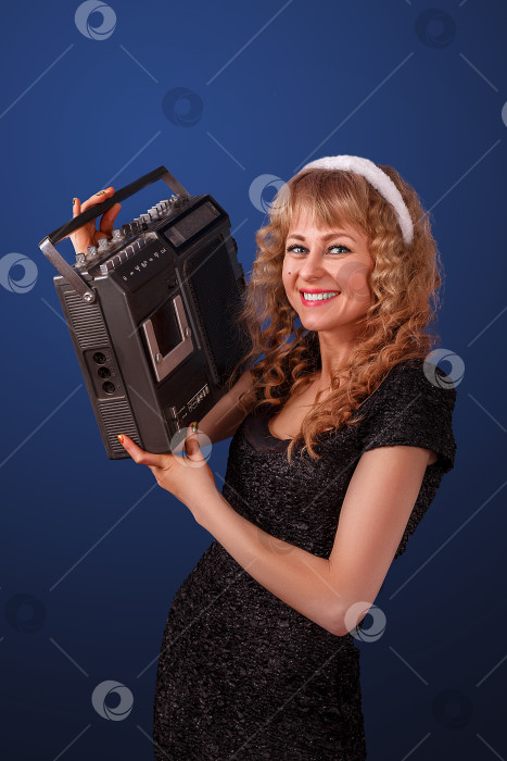 Скачать девушка с магнитолой фотосток Ozero