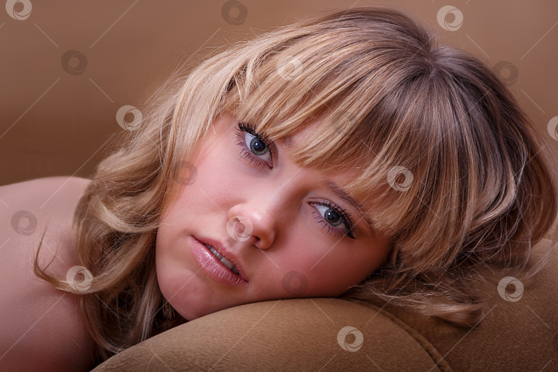Скачать Доброжелательный портрет симпатичной девушки фотосток Ozero