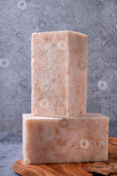 Скачать Замороженный порционный рыбный фарш из белой рыбы на деревянной доске фотосток Ozero