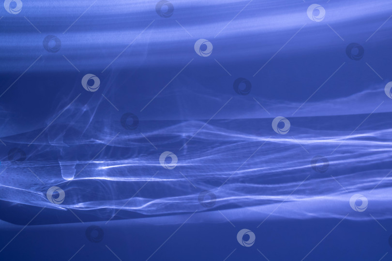 Скачать Абстрактный синий фон с солнечными бликами сквозь стекло фотосток Ozero