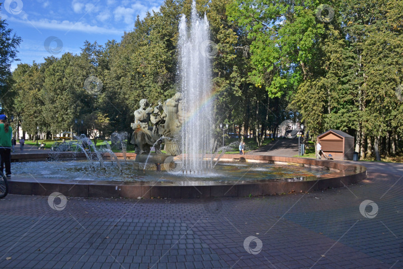 Скачать Радуга в фонтане фотосток Ozero