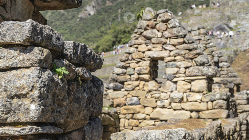 Скачать Руины затерянного города инков Мачу-Пикчу. Полуразрушенные каменные здания без крыш. фотосток Ozero