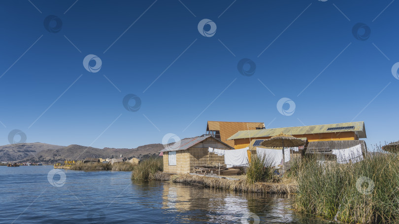 Скачать Знаменитые плавучие острова Урос. Дома на плавучих платформах, построенные из тростника. фотосток Ozero