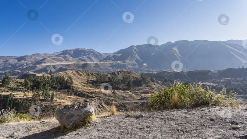 Скачать Смотровая площадка в горах. На валуне сложены пирамиды из мелких камней. фотосток Ozero
