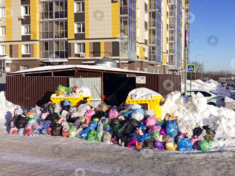 Скачать Казань, Татарстан,  Россия - февраль 2026: Залежи мусора в микрорайоне фотосток Ozero