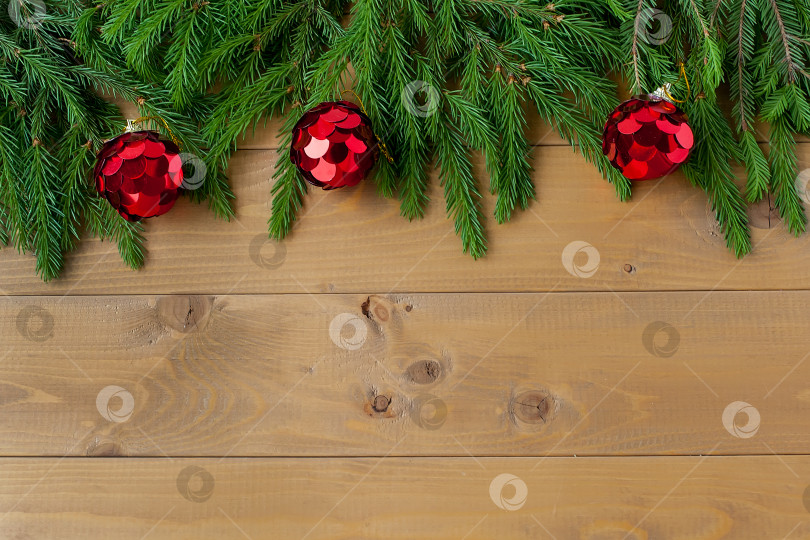 Скачать Рождественская елка на деревянном фоне. с Новым Годом фотосток Ozero