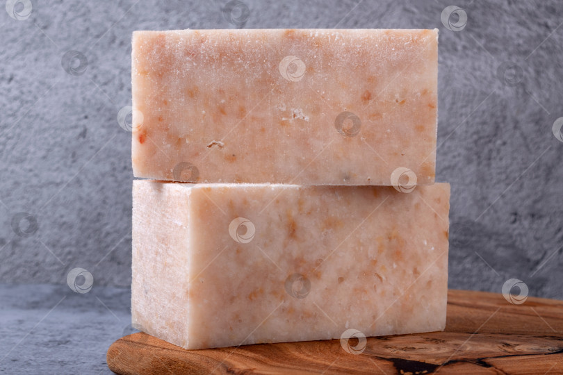 Скачать Замороженный порционный рыбный фарш из белой рыбы на деревянной доске фотосток Ozero