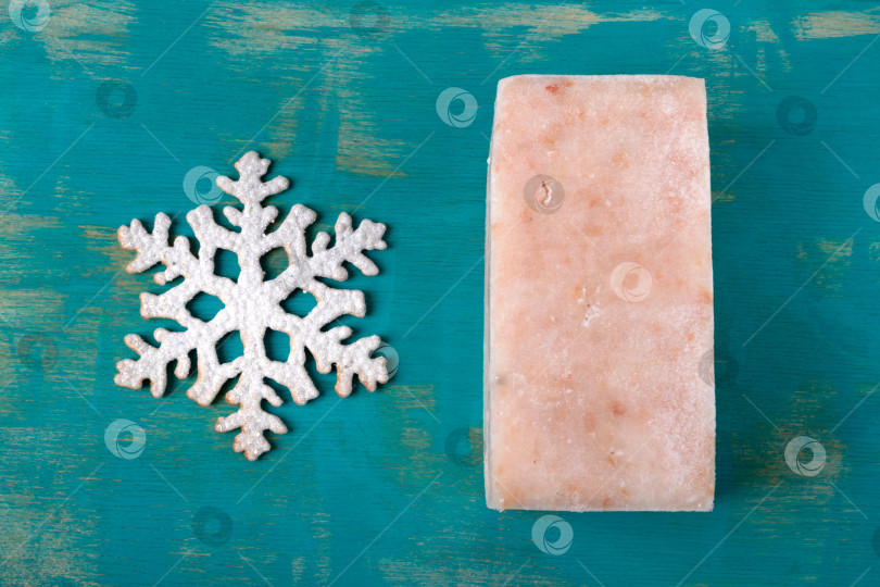 Скачать Замороженный рыбный фарш и снежинка на бирюзовой деревянной доске фотосток Ozero