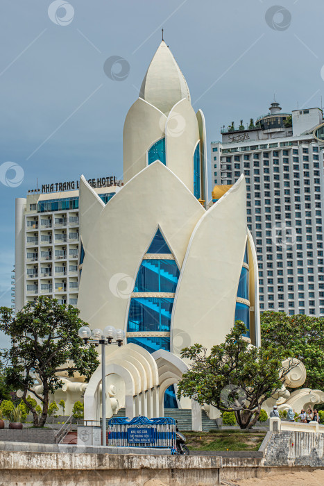 Скачать Вьетнам город НяЧанг 04 сентября 2025год. Башня Лотоса (официально известная как Тхап ТрэМ Хонг) - музейный комплекс и архитектурный символ Нячанга. фотосток Ozero
