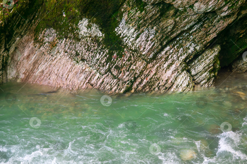 Скачать Горная река с чистой водой и скалами в горах. фотосток Ozero