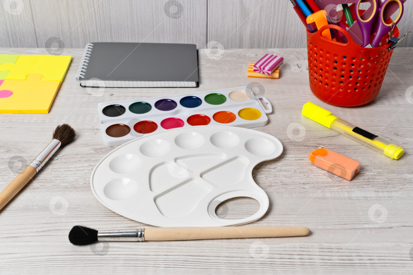 Скачать В творческом рабочем пространстве есть принадлежности для рисования, кисти и красочные материалы, готовые к художественному проекту за письменным столом фотосток Ozero