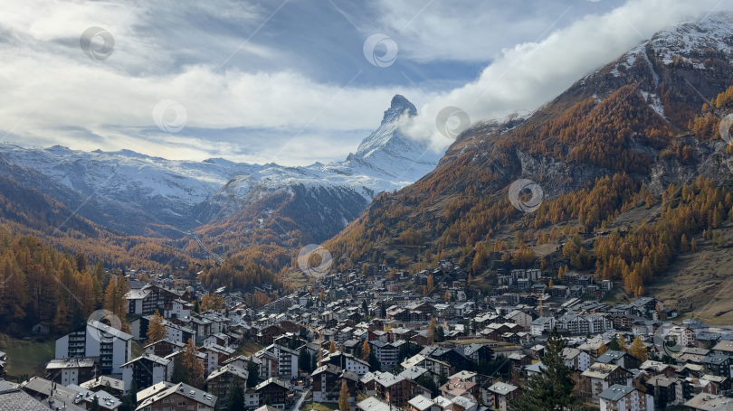 Скачать Город на фоне гор фотосток Ozero