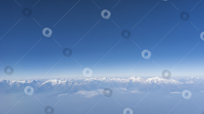 Скачать Прекрасная горная панорама. Заснеженный горный хребет. фотосток Ozero