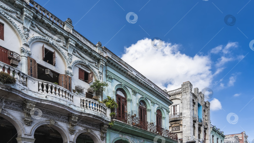 Скачать Улица Старой Гаваны. Полуразрушенные здания с обшарпанными стенами. фотосток Ozero
