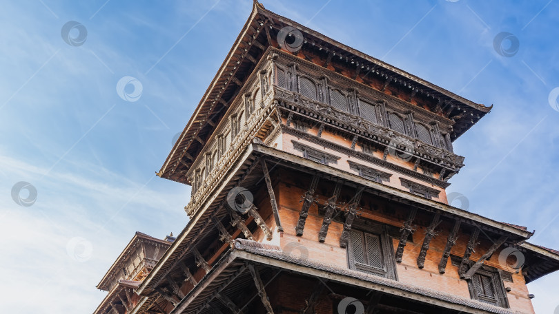 Скачать Красивый многоярусный храм на фоне голубого неба и облаков. фотосток Ozero