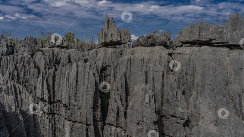 Скачать Карстовые скалы. Крутые изрезанные склоны. острые пики. фотосток Ozero