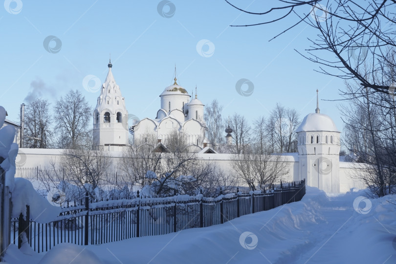 Скачать Суздаль. Золотое Кольцо России. Народная тропа к Покровскому женскому монастырю в зимний солнечный день. фотосток Ozero