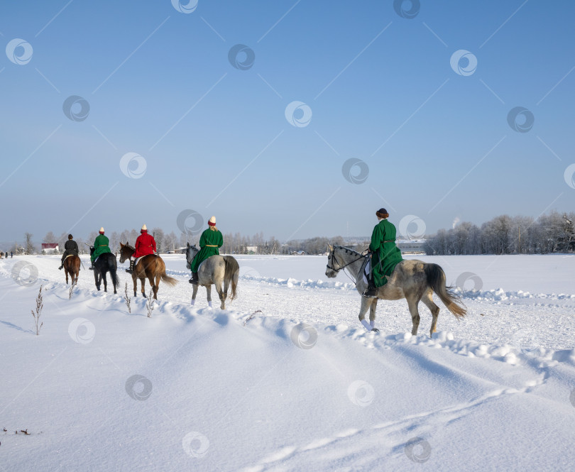 Скачать Всадники на конях на снежной дороге. фотосток Ozero