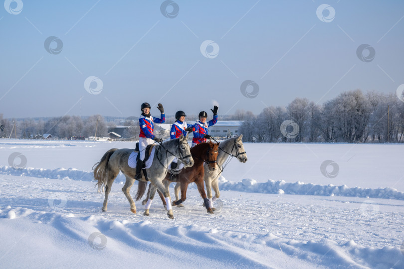 Скачать Фестиваль "Русская тройка". Три всадника на лошадях. фотосток Ozero