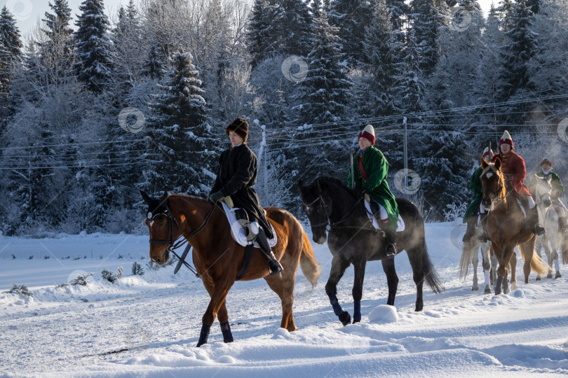 Скачать Всадники  в традиционных одеждах верхом на конях. фотосток Ozero