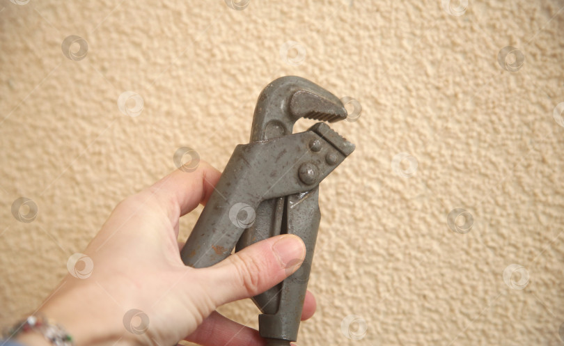 Скачать Инструмент газовый трубный ключ в руке фотосток Ozero