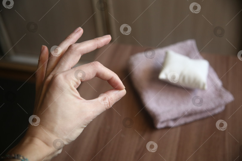 Скачать Полотенце с подушкой и женская рука фотосток Ozero