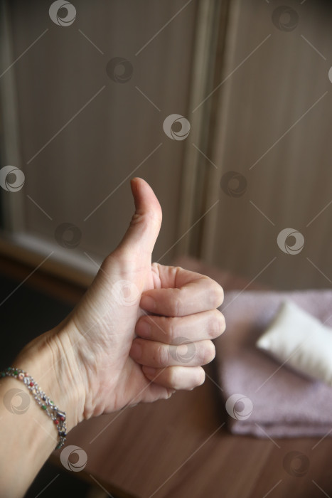 Скачать Мягкое полотенце, маленькая подушка и женская рука фотосток Ozero