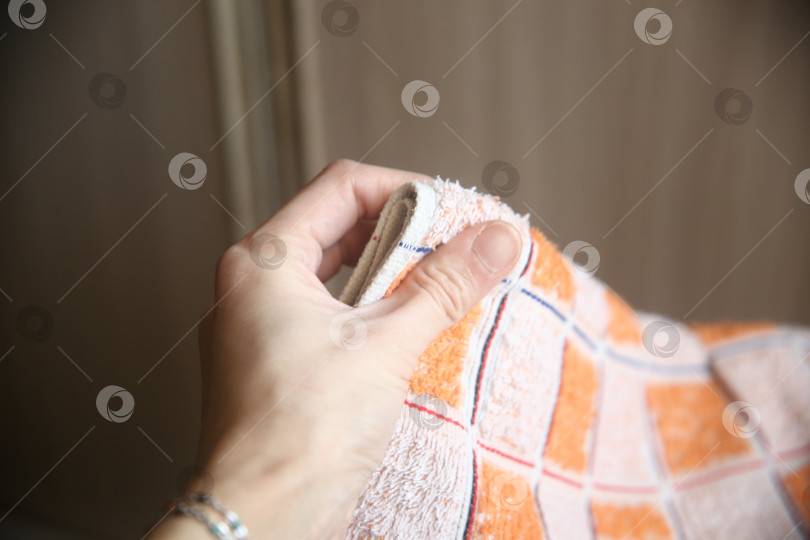 Скачать Махровое полотенце в женской руке фотосток Ozero