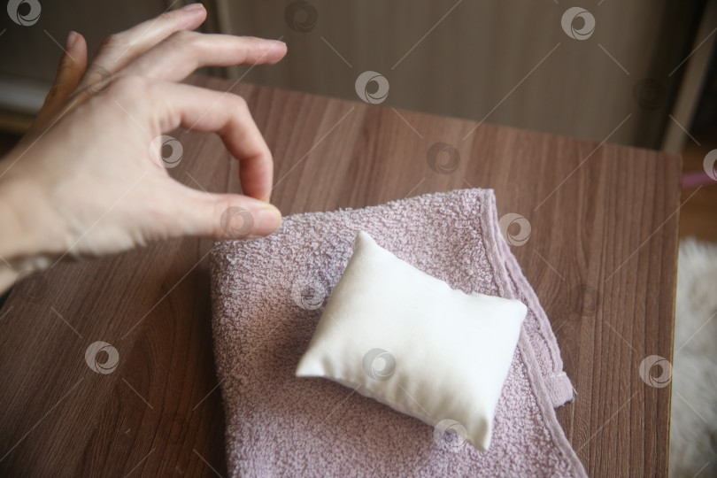 Скачать Мягкое полотенце и маленькая подушка фотосток Ozero