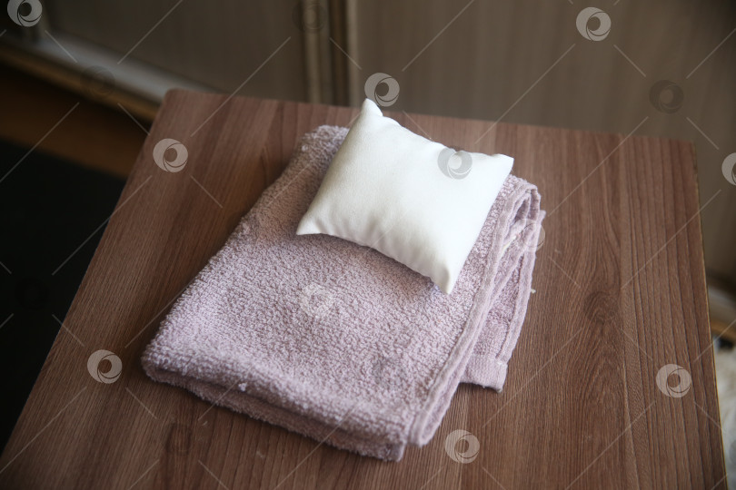 Скачать Мягкое полотенце и маленькая подушка фотосток Ozero