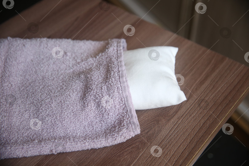 Скачать Мягкое полотенце и маленькая подушка фотосток Ozero