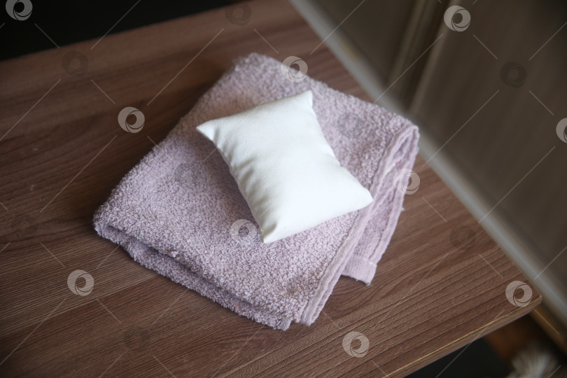 Скачать Маленькая подушка и полотенце фотосток Ozero