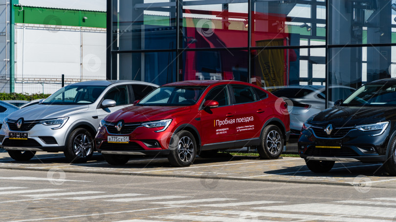 Скачать Новые автомобили Renault разных цветов припаркованы возле дилерского центра Renault. Крупный план. Автосалон Renault в Мега Адыгея. Краснодар, Россия - 17 августа 2021 г. фотосток Ozero