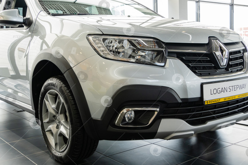 Скачать Автомобиль Renault Logan Stepway в выставочном зале автосалона. Крупный план. Автосалон Renault в Мега Адыгея. фотосток Ozero