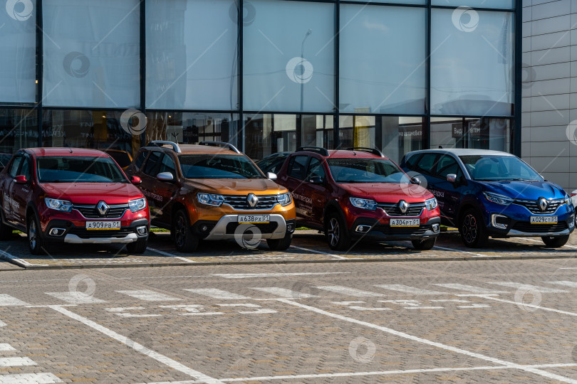 Скачать Новые автомобили Renault разных цветов припаркованы возле дилерского центра Renault. Крупный план. Автосалон Renault в Мега Адыгея. Краснодар, Россия - 17 августа 2021 г. фотосток Ozero
