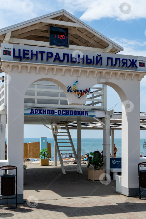 Скачать Арка над входом на центральный пляж в Архипо-Осиповке. Красивая арка с названием "Центральный пляж". Через арку можно увидеть пляж и Черное море. Крупный план. фотосток Ozero