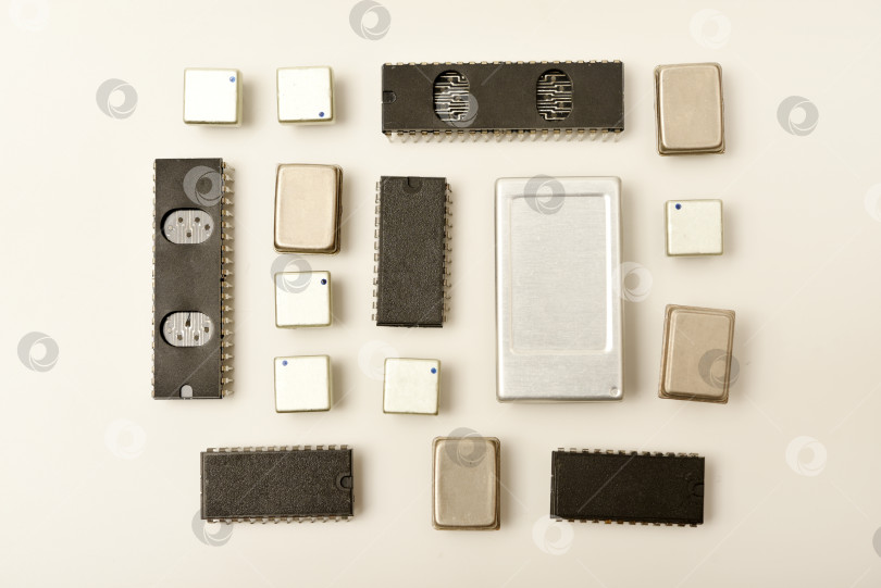 Скачать Старые микросхемы на белом фоне. Электронные компоненты. Процессоры в металлических и пластиковых корпусах. фотосток Ozero