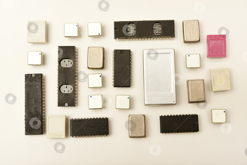 Скачать Старые микросхемы на белом фоне. Электронные компоненты. Процессоры в металлических и пластиковых корпусах. фотосток Ozero