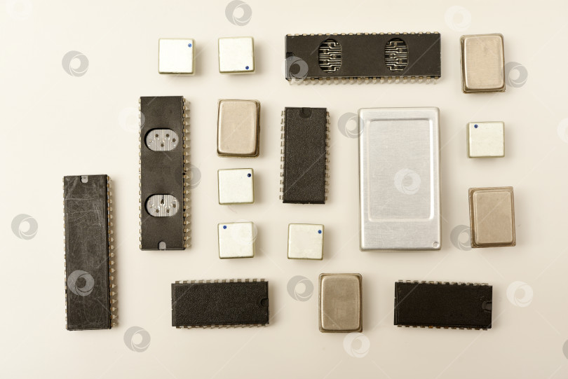 Скачать Старые микросхемы на белом фоне. Электронные компоненты. Процессоры в металлических и пластиковых корпусах. фотосток Ozero