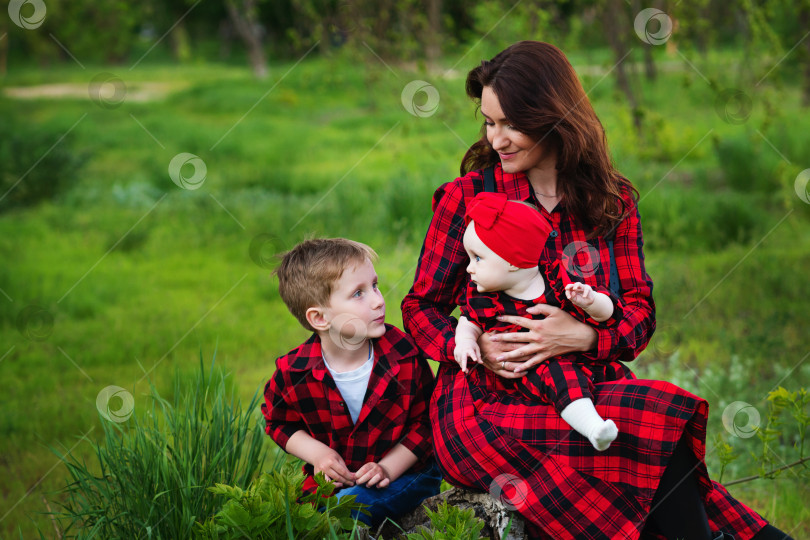 Скачать Мать-одиночка с детьми на прогулке фотосток Ozero