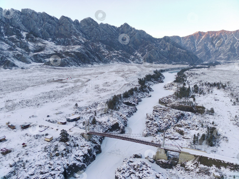 Скачать Ороктойский мост. Горный Алтай зимой, река Катунь подо льдом на закате. Алтайские горы зимой, река Катунь на закате. фотосток Ozero